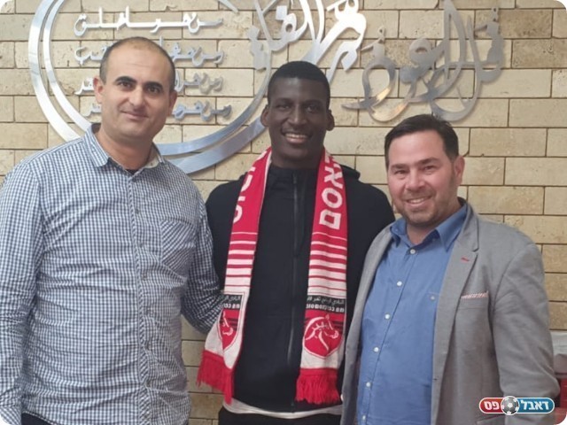 רפאל ויקטור במעמד החתימה